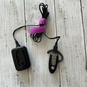 PREOWNED MOTOROLA BLUETOOTH H500 BLACK EAR PIECE WITH CHARGER.